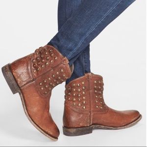 Frye Wyatt Disc short boots ‘Cognac’ color